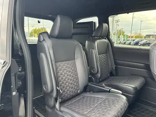 トヨタ ヴォクシー S－Z 奈良県 2023(令5)年 1.5万km アティチュードブラックマイカ 純正10.5インチディスプレイオーディオ/（TV/BT/AppleCarPlay/AndroidAut）/純正14インチフリップダウンモニター（V14T-R72R）/レーダークルーズコントロール/バックカメラ/前後コーナーセンサー/プリクラッシュセーフティ/レーンキープアシスト/両側パワースライドドア/ハーフレザーシート/前席シートヒーター/前後ドライブレコーダー/ETC2.0/LEDヘッドライト/純正17インチAW/保証書/取り扱い説明書/スペアキーX1