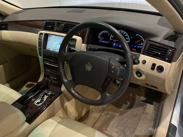 トヨタ クラウン ロイヤル RエクストラiFourQプレミア 新潟県 2008(平20)年 8.2万km プレミアムシルバーパール エンジンスタートボタン/パワーステアリング/パワーウィンドウ/4WD/スマートキー/オートエアコン/クルーズコントロール/MD/MDチェンジャー/純正ETC/バックカメラ/フルセグTV/純正DVDナビ/D+N席パワーシート/レザーシート/純正アルミホイール/ABS/横滑り防止装置/AFS/前後コーナーセンサー/LEDヘッドライト/W+サイドエアバック/カーテンエアバック