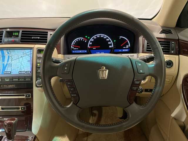 トヨタ クラウン ロイヤル RエクストラiFourQプレミア 新潟県 2008(平20)年 8.2万km プレミアムシルバーパール エンジンスタートボタン/パワーステアリング/パワーウィンドウ/4WD/スマートキー/オートエアコン/クルーズコントロール/MD/MDチェンジャー/純正ETC/バックカメラ/フルセグTV/純正DVDナビ/D+N席パワーシート/レザーシート/純正アルミホイール/ABS/横滑り防止装置/AFS/前後コーナーセンサー/LEDヘッドライト/W+サイドエアバック/カーテンエアバック