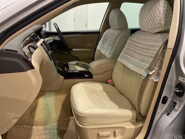 トヨタ クラウン ロイヤル RエクストラiFourQプレミア 新潟県 2008(平20)年 8.2万km プレミアムシルバーパール エンジンスタートボタン/パワーステアリング/パワーウィンドウ/4WD/スマートキー/オートエアコン/クルーズコントロール/MD/MDチェンジャー/純正ETC/バックカメラ/フルセグTV/純正DVDナビ/D+N席パワーシート/レザーシート/純正アルミホイール/ABS/横滑り防止装置/AFS/前後コーナーセンサー/LEDヘッドライト/W+サイドエアバック/カーテンエアバック