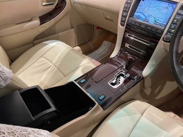 トヨタ クラウン ロイヤル RエクストラiFourQプレミア 新潟県 2008(平20)年 8.2万km プレミアムシルバーパール エンジンスタートボタン/パワーステアリング/パワーウィンドウ/4WD/スマートキー/オートエアコン/クルーズコントロール/MD/MDチェンジャー/純正ETC/バックカメラ/フルセグTV/純正DVDナビ/D+N席パワーシート/レザーシート/純正アルミホイール/ABS/横滑り防止装置/AFS/前後コーナーセンサー/LEDヘッドライト/W+サイドエアバック/カーテンエアバック