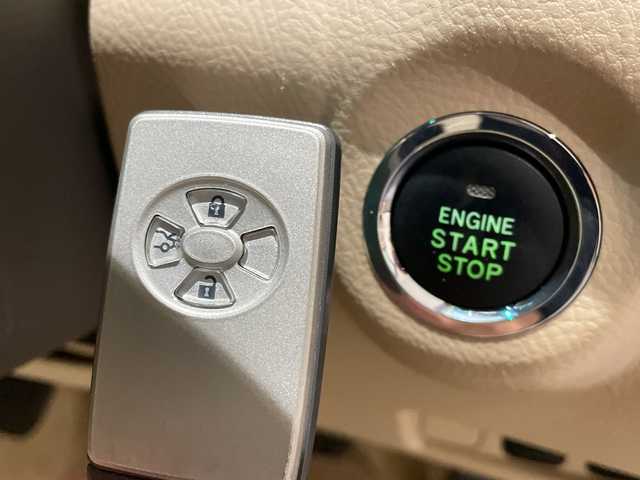 トヨタ クラウン ロイヤル RエクストラiFourQプレミア 新潟県 2008(平20)年 8.2万km プレミアムシルバーパール エンジンスタートボタン/パワーステアリング/パワーウィンドウ/4WD/スマートキー/オートエアコン/クルーズコントロール/MD/MDチェンジャー/純正ETC/バックカメラ/フルセグTV/純正DVDナビ/D+N席パワーシート/レザーシート/純正アルミホイール/ABS/横滑り防止装置/AFS/前後コーナーセンサー/LEDヘッドライト/W+サイドエアバック/カーテンエアバック