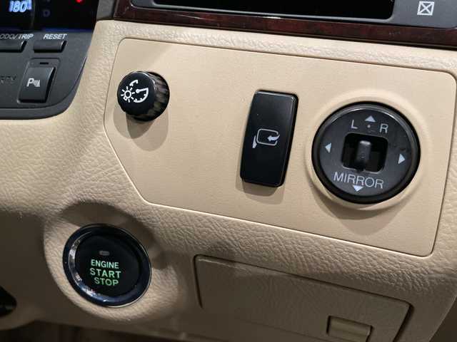 トヨタ クラウン ロイヤル RエクストラiFourQプレミア 新潟県 2008(平20)年 8.2万km プレミアムシルバーパール エンジンスタートボタン/パワーステアリング/パワーウィンドウ/4WD/スマートキー/オートエアコン/クルーズコントロール/MD/MDチェンジャー/純正ETC/バックカメラ/フルセグTV/純正DVDナビ/D+N席パワーシート/レザーシート/純正アルミホイール/ABS/横滑り防止装置/AFS/前後コーナーセンサー/LEDヘッドライト/W+サイドエアバック/カーテンエアバック