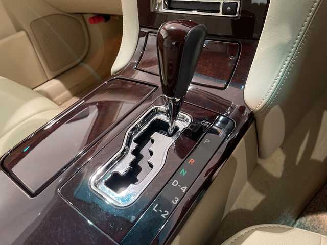 トヨタ クラウン ロイヤル RエクストラiFourQプレミア 新潟県 2008(平20)年 8.2万km プレミアムシルバーパール エンジンスタートボタン/パワーステアリング/パワーウィンドウ/4WD/スマートキー/オートエアコン/クルーズコントロール/MD/MDチェンジャー/純正ETC/バックカメラ/フルセグTV/純正DVDナビ/D+N席パワーシート/レザーシート/純正アルミホイール/ABS/横滑り防止装置/AFS/前後コーナーセンサー/LEDヘッドライト/W+サイドエアバック/カーテンエアバック