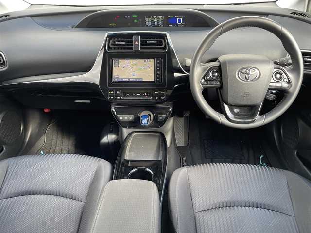 トヨタ プリウス A 佐賀県 2019(平31)年 5.4万km ホワイトパールクリスタルシャイン 純正7型ナビゲーション/バックカメラ/ビルトインETC/前方ドライブレコーダー/ステアリングヒーター/HUD/BSM/パーキングアシスト/プリクラッシュセーフティ/レーダークルーズコントロール/フロアマット/LEDヘッドライト/フォグランプ