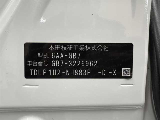 ホンダ フリード ハイブリット G 三重県 2023(令5)年 1万km プラチナホワイトパール ハイブリッド/FF/i-DCD（インパネ7DCT）（7AT）/純正 9型ナビ/（CD/DVD/FM/AM/TV/SD/MusicRack/USB/iPod/Bluetooth/HDMI/CarPlay）/両側パワースライドドア/ドライブレコーダー 前後/Honda SENSING/・衝突軽減ブレーキ［CMBS］/・車線維持支援システム［LKAS］/・路外逸脱抑制機能/・標識認識機能/・先行車発進お知らせ機能/・アダプティブクルーズコントロール［ACC］/装備/・シートヒーター（D/N）/・オートライトシステム/・LEDヘッドライト＋LEDアクティブコーナリングライト/・熱線入りフロントワイパー/・オートエアコン/・ヒーター付ドアミラー/・ステアリングリモコン/・プッシュスタート/・スマートキーシステム/・保/取/ナビ取
