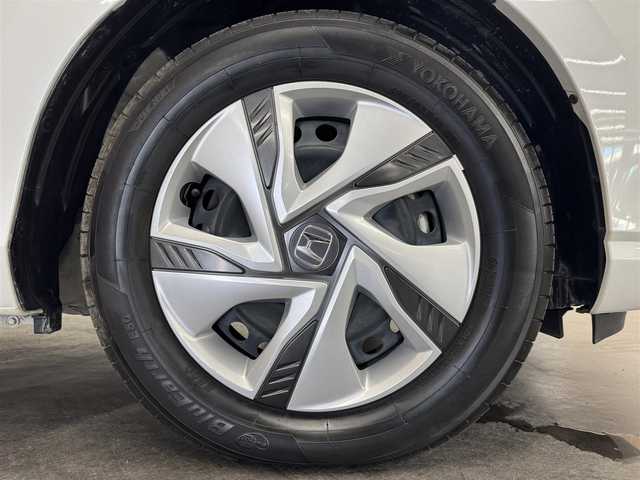 ホンダ フリード ハイブリット G 三重県 2023(令5)年 1万km プラチナホワイトパール ハイブリッド/FF/i-DCD（インパネ7DCT）（7AT）/純正 9型ナビ/（CD/DVD/FM/AM/TV/SD/MusicRack/USB/iPod/Bluetooth/HDMI/CarPlay）/両側パワースライドドア/ドライブレコーダー 前後/Honda SENSING/・衝突軽減ブレーキ［CMBS］/・車線維持支援システム［LKAS］/・路外逸脱抑制機能/・標識認識機能/・先行車発進お知らせ機能/・アダプティブクルーズコントロール［ACC］/装備/・シートヒーター（D/N）/・オートライトシステム/・LEDヘッドライト＋LEDアクティブコーナリングライト/・熱線入りフロントワイパー/・オートエアコン/・ヒーター付ドアミラー/・ステアリングリモコン/・プッシュスタート/・スマートキーシステム/・保/取/ナビ取