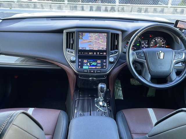 トヨタ クラウン ハイブリッド アスリートS ブラックスタイル 山口県 2015(平27)年 6.1万km ホワイトパールクリスタルシャイン サンルーフ/純正メーカーSDナビ/・フルセグテレビ（走行中視聴可能）/・Bluetooth/・AM/FM/CD/DVD/バックカメラ/クルーズコントロール/純正18インチAW/レザーシート/シートヒーター/エアシート/パワーシート/革巻きステアリング/ステアリングヒーター/HIDヘッドライト/オートライト/フォグランプ/ETC/プッシュスタート/社外ドラレコ/レーダー探知機(AR-252GA)/スペアキー×１/取扱説明書/保証書