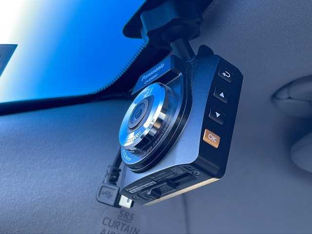 トヨタ クラウン ハイブリッド アスリートS ブラックスタイル 山口県 2015(平27)年 6.1万km ホワイトパールクリスタルシャイン サンルーフ/純正メーカーSDナビ/・フルセグテレビ（走行中視聴可能）/・Bluetooth/・AM/FM/CD/DVD/バックカメラ/クルーズコントロール/純正18インチAW/レザーシート/シートヒーター/エアシート/パワーシート/革巻きステアリング/ステアリングヒーター/HIDヘッドライト/オートライト/フォグランプ/ETC/プッシュスタート/社外ドラレコ/レーダー探知機(AR-252GA)/スペアキー×１/取扱説明書/保証書