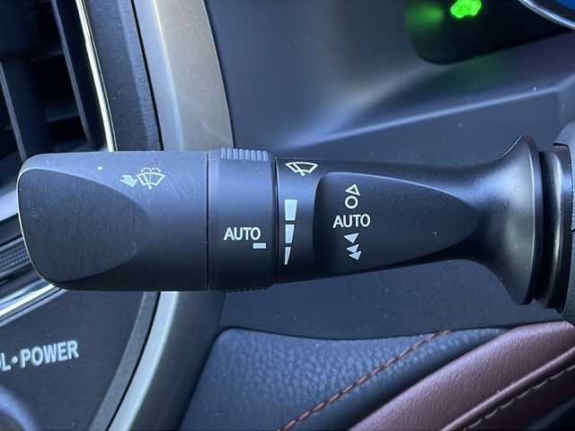 トヨタ クラウン ハイブリッド アスリートS ブラックスタイル 山口県 2015(平27)年 6.1万km ホワイトパールクリスタルシャイン サンルーフ/純正メーカーSDナビ/・フルセグテレビ（走行中視聴可能）/・Bluetooth/・AM/FM/CD/DVD/バックカメラ/クルーズコントロール/純正18インチAW/レザーシート/シートヒーター/エアシート/パワーシート/革巻きステアリング/ステアリングヒーター/HIDヘッドライト/オートライト/フォグランプ/ETC/プッシュスタート/社外ドラレコ/レーダー探知機(AR-252GA)/スペアキー×１/取扱説明書/保証書