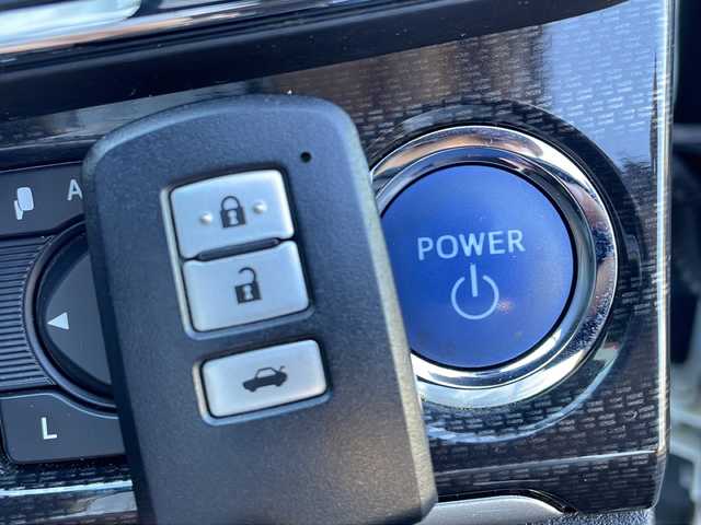 トヨタ クラウン ハイブリッド アスリートS ブラックスタイル 山口県 2015(平27)年 6.1万km ホワイトパールクリスタルシャイン サンルーフ/純正メーカーSDナビ/・フルセグテレビ（走行中視聴可能）/・Bluetooth/・AM/FM/CD/DVD/バックカメラ/クルーズコントロール/純正18インチAW/レザーシート/シートヒーター/エアシート/パワーシート/革巻きステアリング/ステアリングヒーター/HIDヘッドライト/オートライト/フォグランプ/ETC/プッシュスタート/社外ドラレコ/レーダー探知機(AR-252GA)/スペアキー×１/取扱説明書/保証書