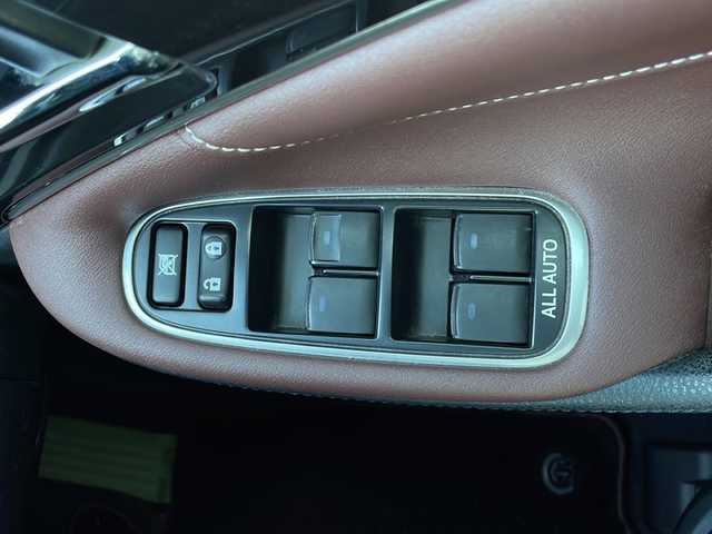 トヨタ クラウン ハイブリッド アスリートS ブラックスタイル 山口県 2015(平27)年 6.1万km ホワイトパールクリスタルシャイン サンルーフ/純正メーカーSDナビ/・フルセグテレビ（走行中視聴可能）/・Bluetooth/・AM/FM/CD/DVD/バックカメラ/クルーズコントロール/純正18インチAW/レザーシート/シートヒーター/エアシート/パワーシート/革巻きステアリング/ステアリングヒーター/HIDヘッドライト/オートライト/フォグランプ/ETC/プッシュスタート/社外ドラレコ/レーダー探知機(AR-252GA)/スペアキー×１/取扱説明書/保証書