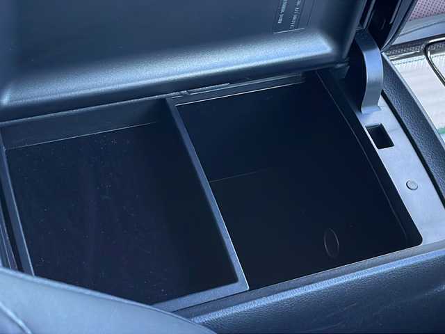 トヨタ クラウン ハイブリッド アスリートS ブラックスタイル 山口県 2015(平27)年 6.1万km ホワイトパールクリスタルシャイン サンルーフ/純正メーカーSDナビ/・フルセグテレビ（走行中視聴可能）/・Bluetooth/・AM/FM/CD/DVD/バックカメラ/クルーズコントロール/純正18インチAW/レザーシート/シートヒーター/エアシート/パワーシート/革巻きステアリング/ステアリングヒーター/HIDヘッドライト/オートライト/フォグランプ/ETC/プッシュスタート/社外ドラレコ/レーダー探知機(AR-252GA)/スペアキー×１/取扱説明書/保証書