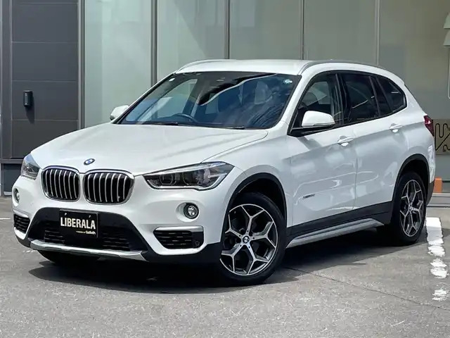 ＢＭＷ Ｘ１ xDrive 18d xライン 青森県 2017(平29)年 3.4万km アルピンホワイトⅢ /4WD/ディーゼルターボ/・純正HDDナビ/　（CD/DVD/USB/AUX/Musicコレクション）/・ドライビング・アシスト/　（レーンディパーチャーウォーニング//　前車接近警告機能/衝突軽減ブレーキ）/・バックカメラ/・パークディスタンスコントロール/・パーキングアシスト/・黒レザーシート/・D席メモリー付き/　前席パワーシート/・前席シートヒーター/・LEDヘッドライト/・ミラー一体式ETC/・リア7面プライバシーガラス/・シルバールーフレール/・ヒルクライムアシスト/・パワーバックドア/・オートワイパー/・前後フォグランプ/・レーンキーピング/・ウインカーミラー /・W/サイド/カーテンエアバッグ /・ABS/・スマートキーx2/・保証書・取説