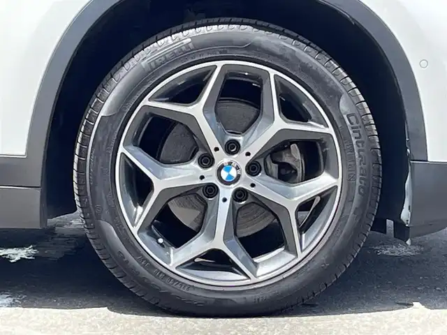 ＢＭＷ Ｘ１ xDrive 18d xライン 青森県 2017(平29)年 3.4万km アルピンホワイトⅢ /4WD/ディーゼルターボ/・純正HDDナビ/　（CD/DVD/USB/AUX/Musicコレクション）/・ドライビング・アシスト/　（レーンディパーチャーウォーニング//　前車接近警告機能/衝突軽減ブレーキ）/・バックカメラ/・パークディスタンスコントロール/・パーキングアシスト/・黒レザーシート/・D席メモリー付き/　前席パワーシート/・前席シートヒーター/・LEDヘッドライト/・ミラー一体式ETC/・リア7面プライバシーガラス/・シルバールーフレール/・ヒルクライムアシスト/・パワーバックドア/・オートワイパー/・前後フォグランプ/・レーンキーピング/・ウインカーミラー /・W/サイド/カーテンエアバッグ /・ABS/・スマートキーx2/・保証書・取説