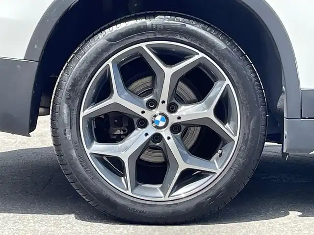 ＢＭＷ Ｘ１ xDrive 18d xライン 青森県 2017(平29)年 3.4万km アルピンホワイトⅢ /4WD/ディーゼルターボ/・純正HDDナビ/　（CD/DVD/USB/AUX/Musicコレクション）/・ドライビング・アシスト/　（レーンディパーチャーウォーニング//　前車接近警告機能/衝突軽減ブレーキ）/・バックカメラ/・パークディスタンスコントロール/・パーキングアシスト/・黒レザーシート/・D席メモリー付き/　前席パワーシート/・前席シートヒーター/・LEDヘッドライト/・ミラー一体式ETC/・リア7面プライバシーガラス/・シルバールーフレール/・ヒルクライムアシスト/・パワーバックドア/・オートワイパー/・前後フォグランプ/・レーンキーピング/・ウインカーミラー /・W/サイド/カーテンエアバッグ /・ABS/・スマートキーx2/・保証書・取説