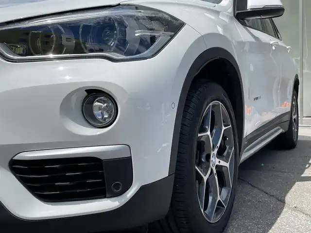 ＢＭＷ Ｘ１ xDrive 18d xライン 青森県 2017(平29)年 3.4万km アルピンホワイトⅢ /4WD/ディーゼルターボ/・純正HDDナビ/　（CD/DVD/USB/AUX/Musicコレクション）/・ドライビング・アシスト/　（レーンディパーチャーウォーニング//　前車接近警告機能/衝突軽減ブレーキ）/・バックカメラ/・パークディスタンスコントロール/・パーキングアシスト/・黒レザーシート/・D席メモリー付き/　前席パワーシート/・前席シートヒーター/・LEDヘッドライト/・ミラー一体式ETC/・リア7面プライバシーガラス/・シルバールーフレール/・ヒルクライムアシスト/・パワーバックドア/・オートワイパー/・前後フォグランプ/・レーンキーピング/・ウインカーミラー /・W/サイド/カーテンエアバッグ /・ABS/・スマートキーx2/・保証書・取説