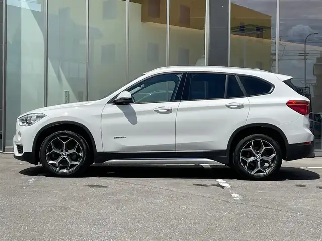 ＢＭＷ Ｘ１ xDrive 18d xライン 青森県 2017(平29)年 3.4万km アルピンホワイトⅢ /4WD/ディーゼルターボ/・純正HDDナビ/　（CD/DVD/USB/AUX/Musicコレクション）/・ドライビング・アシスト/　（レーンディパーチャーウォーニング//　前車接近警告機能/衝突軽減ブレーキ）/・バックカメラ/・パークディスタンスコントロール/・パーキングアシスト/・黒レザーシート/・D席メモリー付き/　前席パワーシート/・前席シートヒーター/・LEDヘッドライト/・ミラー一体式ETC/・リア7面プライバシーガラス/・シルバールーフレール/・ヒルクライムアシスト/・パワーバックドア/・オートワイパー/・前後フォグランプ/・レーンキーピング/・ウインカーミラー /・W/サイド/カーテンエアバッグ /・ABS/・スマートキーx2/・保証書・取説