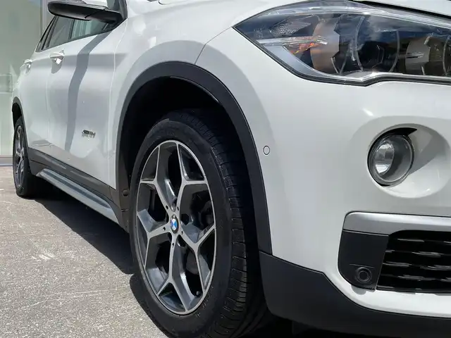 ＢＭＷ Ｘ１ xDrive 18d xライン 青森県 2017(平29)年 3.4万km アルピンホワイトⅢ /4WD/ディーゼルターボ/・純正HDDナビ/　（CD/DVD/USB/AUX/Musicコレクション）/・ドライビング・アシスト/　（レーンディパーチャーウォーニング//　前車接近警告機能/衝突軽減ブレーキ）/・バックカメラ/・パークディスタンスコントロール/・パーキングアシスト/・黒レザーシート/・D席メモリー付き/　前席パワーシート/・前席シートヒーター/・LEDヘッドライト/・ミラー一体式ETC/・リア7面プライバシーガラス/・シルバールーフレール/・ヒルクライムアシスト/・パワーバックドア/・オートワイパー/・前後フォグランプ/・レーンキーピング/・ウインカーミラー /・W/サイド/カーテンエアバッグ /・ABS/・スマートキーx2/・保証書・取説