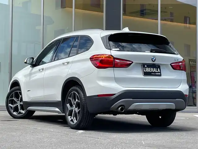 ＢＭＷ Ｘ１ xDrive 18d xライン 青森県 2017(平29)年 3.4万km アルピンホワイトⅢ /4WD/ディーゼルターボ/・純正HDDナビ/　（CD/DVD/USB/AUX/Musicコレクション）/・ドライビング・アシスト/　（レーンディパーチャーウォーニング//　前車接近警告機能/衝突軽減ブレーキ）/・バックカメラ/・パークディスタンスコントロール/・パーキングアシスト/・黒レザーシート/・D席メモリー付き/　前席パワーシート/・前席シートヒーター/・LEDヘッドライト/・ミラー一体式ETC/・リア7面プライバシーガラス/・シルバールーフレール/・ヒルクライムアシスト/・パワーバックドア/・オートワイパー/・前後フォグランプ/・レーンキーピング/・ウインカーミラー /・W/サイド/カーテンエアバッグ /・ABS/・スマートキーx2/・保証書・取説