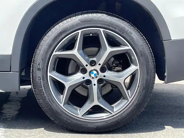 ＢＭＷ Ｘ１ xDrive 18d xライン 青森県 2017(平29)年 3.4万km アルピンホワイトⅢ /4WD/ディーゼルターボ/・純正HDDナビ/　（CD/DVD/USB/AUX/Musicコレクション）/・ドライビング・アシスト/　（レーンディパーチャーウォーニング//　前車接近警告機能/衝突軽減ブレーキ）/・バックカメラ/・パークディスタンスコントロール/・パーキングアシスト/・黒レザーシート/・D席メモリー付き/　前席パワーシート/・前席シートヒーター/・LEDヘッドライト/・ミラー一体式ETC/・リア7面プライバシーガラス/・シルバールーフレール/・ヒルクライムアシスト/・パワーバックドア/・オートワイパー/・前後フォグランプ/・レーンキーピング/・ウインカーミラー /・W/サイド/カーテンエアバッグ /・ABS/・スマートキーx2/・保証書・取説