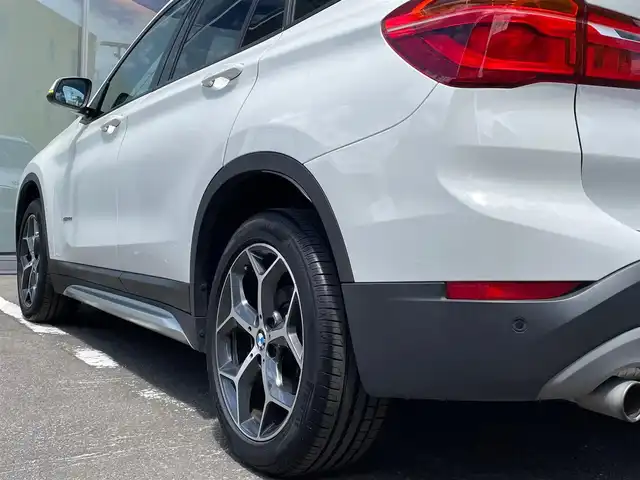ＢＭＷ Ｘ１ xDrive 18d xライン 青森県 2017(平29)年 3.4万km アルピンホワイトⅢ /4WD/ディーゼルターボ/・純正HDDナビ/　（CD/DVD/USB/AUX/Musicコレクション）/・ドライビング・アシスト/　（レーンディパーチャーウォーニング//　前車接近警告機能/衝突軽減ブレーキ）/・バックカメラ/・パークディスタンスコントロール/・パーキングアシスト/・黒レザーシート/・D席メモリー付き/　前席パワーシート/・前席シートヒーター/・LEDヘッドライト/・ミラー一体式ETC/・リア7面プライバシーガラス/・シルバールーフレール/・ヒルクライムアシスト/・パワーバックドア/・オートワイパー/・前後フォグランプ/・レーンキーピング/・ウインカーミラー /・W/サイド/カーテンエアバッグ /・ABS/・スマートキーx2/・保証書・取説