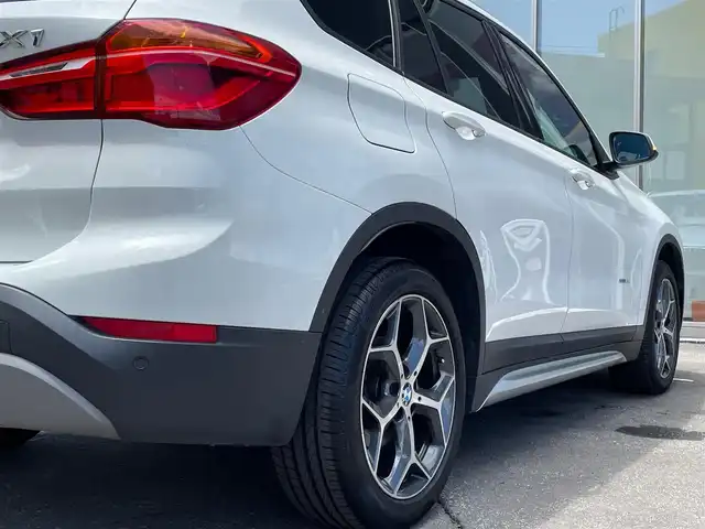 ＢＭＷ Ｘ１ xDrive 18d xライン 青森県 2017(平29)年 3.4万km アルピンホワイトⅢ /4WD/ディーゼルターボ/・純正HDDナビ/　（CD/DVD/USB/AUX/Musicコレクション）/・ドライビング・アシスト/　（レーンディパーチャーウォーニング//　前車接近警告機能/衝突軽減ブレーキ）/・バックカメラ/・パークディスタンスコントロール/・パーキングアシスト/・黒レザーシート/・D席メモリー付き/　前席パワーシート/・前席シートヒーター/・LEDヘッドライト/・ミラー一体式ETC/・リア7面プライバシーガラス/・シルバールーフレール/・ヒルクライムアシスト/・パワーバックドア/・オートワイパー/・前後フォグランプ/・レーンキーピング/・ウインカーミラー /・W/サイド/カーテンエアバッグ /・ABS/・スマートキーx2/・保証書・取説