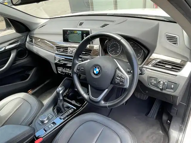 ＢＭＷ Ｘ１ xDrive 18d xライン 青森県 2017(平29)年 3.4万km アルピンホワイトⅢ /4WD/ディーゼルターボ/・純正HDDナビ/　（CD/DVD/USB/AUX/Musicコレクション）/・ドライビング・アシスト/　（レーンディパーチャーウォーニング//　前車接近警告機能/衝突軽減ブレーキ）/・バックカメラ/・パークディスタンスコントロール/・パーキングアシスト/・黒レザーシート/・D席メモリー付き/　前席パワーシート/・前席シートヒーター/・LEDヘッドライト/・ミラー一体式ETC/・リア7面プライバシーガラス/・シルバールーフレール/・ヒルクライムアシスト/・パワーバックドア/・オートワイパー/・前後フォグランプ/・レーンキーピング/・ウインカーミラー /・W/サイド/カーテンエアバッグ /・ABS/・スマートキーx2/・保証書・取説