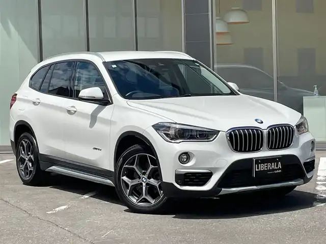 ＢＭＷ Ｘ１ xDrive 18d xライン 青森県 2017(平29)年 3.4万km アルピンホワイトⅢ /4WD/ディーゼルターボ/・純正HDDナビ/　（CD/DVD/USB/AUX/Musicコレクション）/・ドライビング・アシスト/　（レーンディパーチャーウォーニング//　前車接近警告機能/衝突軽減ブレーキ）/・バックカメラ/・パークディスタンスコントロール/・パーキングアシスト/・黒レザーシート/・D席メモリー付き/　前席パワーシート/・前席シートヒーター/・LEDヘッドライト/・ミラー一体式ETC/・リア7面プライバシーガラス/・シルバールーフレール/・ヒルクライムアシスト/・パワーバックドア/・オートワイパー/・前後フォグランプ/・レーンキーピング/・ウインカーミラー /・W/サイド/カーテンエアバッグ /・ABS/・スマートキーx2/・保証書・取説