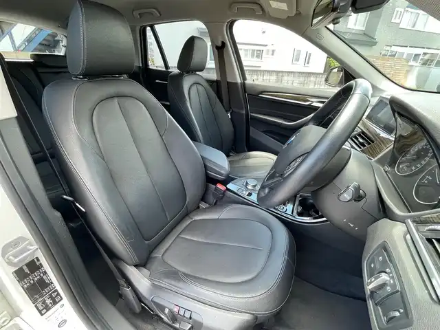 ＢＭＷ Ｘ１ xDrive 18d xライン 青森県 2017(平29)年 3.4万km アルピンホワイトⅢ /4WD/ディーゼルターボ/・純正HDDナビ/　（CD/DVD/USB/AUX/Musicコレクション）/・ドライビング・アシスト/　（レーンディパーチャーウォーニング//　前車接近警告機能/衝突軽減ブレーキ）/・バックカメラ/・パークディスタンスコントロール/・パーキングアシスト/・黒レザーシート/・D席メモリー付き/　前席パワーシート/・前席シートヒーター/・LEDヘッドライト/・ミラー一体式ETC/・リア7面プライバシーガラス/・シルバールーフレール/・ヒルクライムアシスト/・パワーバックドア/・オートワイパー/・前後フォグランプ/・レーンキーピング/・ウインカーミラー /・W/サイド/カーテンエアバッグ /・ABS/・スマートキーx2/・保証書・取説