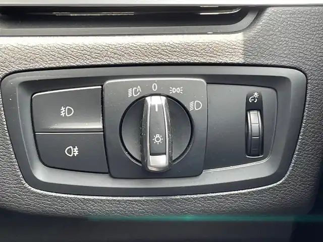 ＢＭＷ Ｘ１ xDrive 18d xライン 青森県 2017(平29)年 3.4万km アルピンホワイトⅢ /4WD/ディーゼルターボ/・純正HDDナビ/　（CD/DVD/USB/AUX/Musicコレクション）/・ドライビング・アシスト/　（レーンディパーチャーウォーニング//　前車接近警告機能/衝突軽減ブレーキ）/・バックカメラ/・パークディスタンスコントロール/・パーキングアシスト/・黒レザーシート/・D席メモリー付き/　前席パワーシート/・前席シートヒーター/・LEDヘッドライト/・ミラー一体式ETC/・リア7面プライバシーガラス/・シルバールーフレール/・ヒルクライムアシスト/・パワーバックドア/・オートワイパー/・前後フォグランプ/・レーンキーピング/・ウインカーミラー /・W/サイド/カーテンエアバッグ /・ABS/・スマートキーx2/・保証書・取説