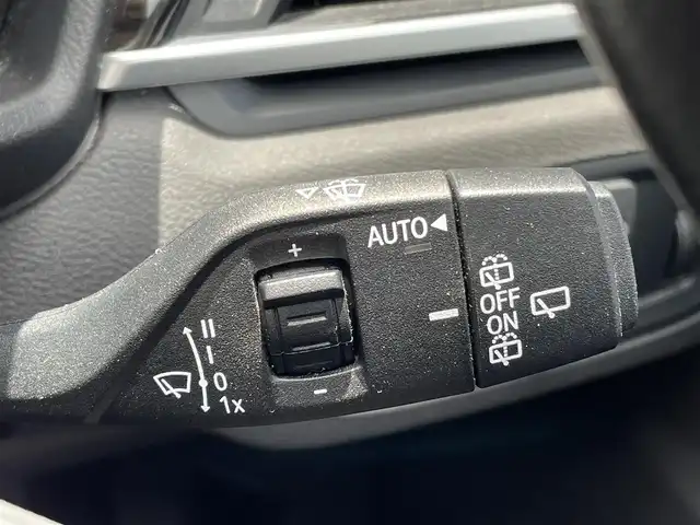 ＢＭＷ Ｘ１ xDrive 18d xライン 青森県 2017(平29)年 3.4万km アルピンホワイトⅢ /4WD/ディーゼルターボ/・純正HDDナビ/　（CD/DVD/USB/AUX/Musicコレクション）/・ドライビング・アシスト/　（レーンディパーチャーウォーニング//　前車接近警告機能/衝突軽減ブレーキ）/・バックカメラ/・パークディスタンスコントロール/・パーキングアシスト/・黒レザーシート/・D席メモリー付き/　前席パワーシート/・前席シートヒーター/・LEDヘッドライト/・ミラー一体式ETC/・リア7面プライバシーガラス/・シルバールーフレール/・ヒルクライムアシスト/・パワーバックドア/・オートワイパー/・前後フォグランプ/・レーンキーピング/・ウインカーミラー /・W/サイド/カーテンエアバッグ /・ABS/・スマートキーx2/・保証書・取説