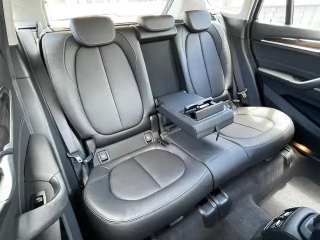 ＢＭＷ Ｘ１ xDrive 18d xライン 青森県 2017(平29)年 3.4万km アルピンホワイトⅢ /4WD/ディーゼルターボ/・純正HDDナビ/　（CD/DVD/USB/AUX/Musicコレクション）/・ドライビング・アシスト/　（レーンディパーチャーウォーニング//　前車接近警告機能/衝突軽減ブレーキ）/・バックカメラ/・パークディスタンスコントロール/・パーキングアシスト/・黒レザーシート/・D席メモリー付き/　前席パワーシート/・前席シートヒーター/・LEDヘッドライト/・ミラー一体式ETC/・リア7面プライバシーガラス/・シルバールーフレール/・ヒルクライムアシスト/・パワーバックドア/・オートワイパー/・前後フォグランプ/・レーンキーピング/・ウインカーミラー /・W/サイド/カーテンエアバッグ /・ABS/・スマートキーx2/・保証書・取説