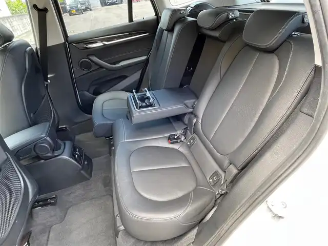 ＢＭＷ Ｘ１ xDrive 18d xライン 青森県 2017(平29)年 3.4万km アルピンホワイトⅢ /4WD/ディーゼルターボ/・純正HDDナビ/　（CD/DVD/USB/AUX/Musicコレクション）/・ドライビング・アシスト/　（レーンディパーチャーウォーニング//　前車接近警告機能/衝突軽減ブレーキ）/・バックカメラ/・パークディスタンスコントロール/・パーキングアシスト/・黒レザーシート/・D席メモリー付き/　前席パワーシート/・前席シートヒーター/・LEDヘッドライト/・ミラー一体式ETC/・リア7面プライバシーガラス/・シルバールーフレール/・ヒルクライムアシスト/・パワーバックドア/・オートワイパー/・前後フォグランプ/・レーンキーピング/・ウインカーミラー /・W/サイド/カーテンエアバッグ /・ABS/・スマートキーx2/・保証書・取説
