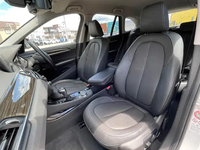 ＢＭＷ Ｘ１ xDrive 18d xライン 青森県 2017(平29)年 3.4万km アルピンホワイトⅢ /4WD/ディーゼルターボ/・純正HDDナビ/　（CD/DVD/USB/AUX/Musicコレクション）/・ドライビング・アシスト/　（レーンディパーチャーウォーニング//　前車接近警告機能/衝突軽減ブレーキ）/・バックカメラ/・パークディスタンスコントロール/・パーキングアシスト/・黒レザーシート/・D席メモリー付き/　前席パワーシート/・前席シートヒーター/・LEDヘッドライト/・ミラー一体式ETC/・リア7面プライバシーガラス/・シルバールーフレール/・ヒルクライムアシスト/・パワーバックドア/・オートワイパー/・前後フォグランプ/・レーンキーピング/・ウインカーミラー /・W/サイド/カーテンエアバッグ /・ABS/・スマートキーx2/・保証書・取説