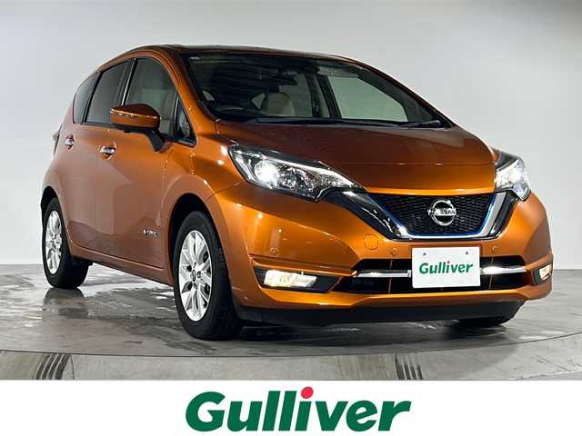 日産 ノート e－パワー メダリスト 福岡県 2018(平30)年 2.6万km プレミアムコロナオレンジ 純正7型メモリーナビゲーション（MM318-W）/CD DVD BT USB/フルセグテレビ/アラウンドビューモニター/デジタルインナーミラー/LEDヘッドライト/ETC/ドライブレコーダー/コーナーセンサー/スマートキー/プッシュスタートエンジン