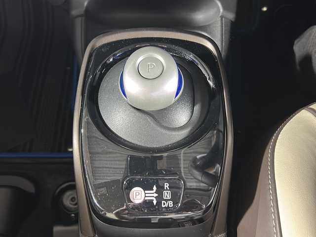 日産 ノート e－パワー メダリスト 福岡県 2018(平30)年 2.6万km プレミアムコロナオレンジ 純正7型メモリーナビゲーション（MM318-W）/CD DVD BT USB/フルセグテレビ/アラウンドビューモニター/デジタルインナーミラー/LEDヘッドライト/ETC/ドライブレコーダー/コーナーセンサー/スマートキー/プッシュスタートエンジン