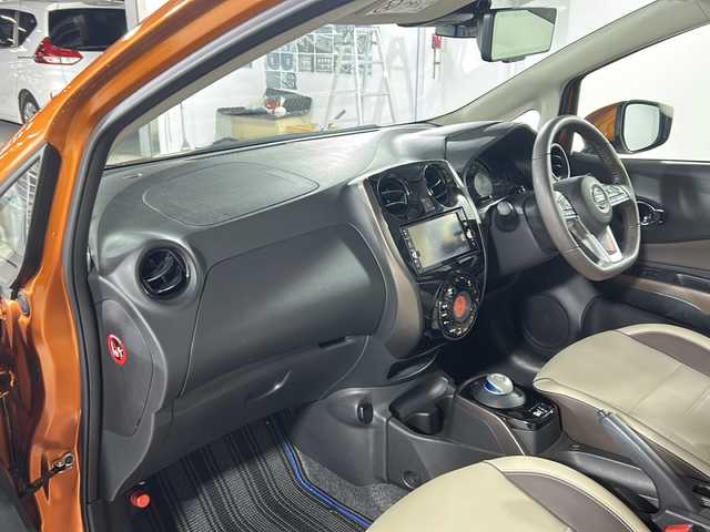 日産 ノート e－パワー メダリスト 福岡県 2018(平30)年 2.6万km プレミアムコロナオレンジ 純正7型メモリーナビゲーション（MM318-W）/CD DVD BT USB/フルセグテレビ/アラウンドビューモニター/デジタルインナーミラー/LEDヘッドライト/ETC/ドライブレコーダー/コーナーセンサー/スマートキー/プッシュスタートエンジン
