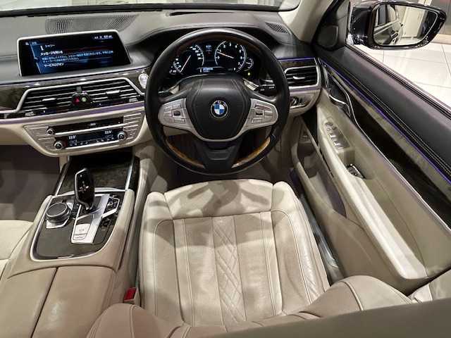ＢＭＷ ７４０ｉ 740i 埼玉県 2016(平28)年 5.7万km 黒 ドライバーアシストシステム/純正メーカーナビ/　CD/DVD/BT/フルセグ/USB/アラウンドビューモニター/電動トランク/レザーシート/シートヒーター/エアシート/レダークルーズコントロール/レーンキープアシスト/純正19インチアルミホイール/スマートキー/禁煙車