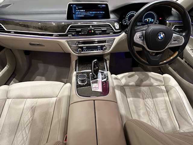 ＢＭＷ ７４０ｉ 740i 埼玉県 2016(平28)年 5.7万km 黒 ドライバーアシストシステム/純正メーカーナビ/　CD/DVD/BT/フルセグ/USB/アラウンドビューモニター/電動トランク/レザーシート/シートヒーター/エアシート/レダークルーズコントロール/レーンキープアシスト/純正19インチアルミホイール/スマートキー/禁煙車