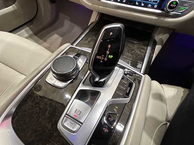 ＢＭＷ ７４０ｉ 740i 埼玉県 2016(平28)年 5.7万km 黒 ドライバーアシストシステム/純正メーカーナビ/　CD/DVD/BT/フルセグ/USB/アラウンドビューモニター/電動トランク/レザーシート/シートヒーター/エアシート/レダークルーズコントロール/レーンキープアシスト/純正19インチアルミホイール/スマートキー/禁煙車