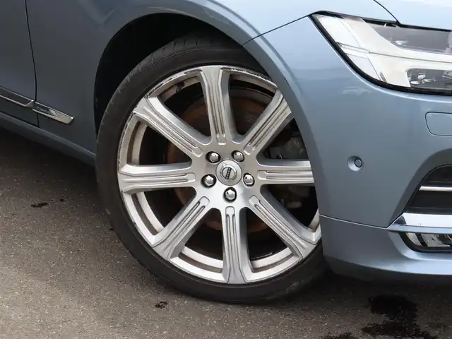 ボルボ Ｖ９０ T6 AWD インスクリプション 宮城県 2017(平29)年 7.7万km ライトブルー パノラマサンルーフ/Bowers&Wilkinsプレミアムサウンド/茶革シート（パーフォレーテッド・ファインナッパレザー）/ヘッドアップディスプレイ/アクティブクルーズコントロール/ブラインドスポットモニター/レーンキープアシスト/フットオープナー/パワーリアゲート/メモリ付パワーシート/シートベンチレーション/シートヒーター/ステアリングヒーター/純正HDDナビ(BT/USB/CD/AUX/CarPlay)/フルセグTV/360°カメラ/バックカメラ/純正20AW/アクティブベンディングランプ/LEDオートライト/オートホールド/ステアリングスイッチ/ドライブレコーダー(前後)/ETC/リモートキー/カラーコード　721　マッセルブルーメタリック