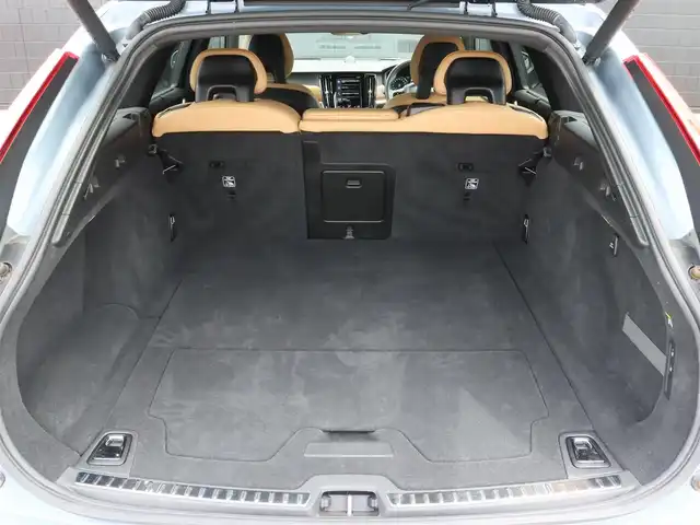ボルボ Ｖ９０ T6 AWD インスクリプション 宮城県 2017(平29)年 7.7万km ライトブルー パノラマサンルーフ/Bowers&Wilkinsプレミアムサウンド/茶革シート（パーフォレーテッド・ファインナッパレザー）/ヘッドアップディスプレイ/アクティブクルーズコントロール/ブラインドスポットモニター/レーンキープアシスト/フットオープナー/パワーリアゲート/メモリ付パワーシート/シートベンチレーション/シートヒーター/ステアリングヒーター/純正HDDナビ(BT/USB/CD/AUX/CarPlay)/フルセグTV/360°カメラ/バックカメラ/純正20AW/アクティブベンディングランプ/LEDオートライト/オートホールド/ステアリングスイッチ/ドライブレコーダー(前後)/ETC/リモートキー/カラーコード　721　マッセルブルーメタリック