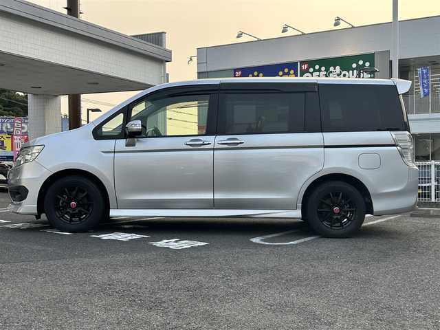ホンダ ステップワゴン スパーダ Z 長崎県 2013(平25)年 7.4万km スーパープラチナメタリック ・社外ナビ（AM/FM/TV/IPOD）/・ブルートゥース/・USB/・両側パワースライドドア/・横滑り防止装置/・アイドリングストップ/・オートライト/・フリップダウンモニター/・パドルシフト/・３列シート