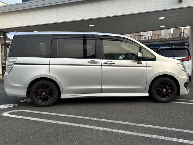 ホンダ ステップワゴン スパーダ Z 長崎県 2013(平25)年 7.4万km スーパープラチナメタリック ・社外ナビ（AM/FM/TV/IPOD）/・ブルートゥース/・USB/・両側パワースライドドア/・横滑り防止装置/・アイドリングストップ/・オートライト/・フリップダウンモニター/・パドルシフト/・３列シート