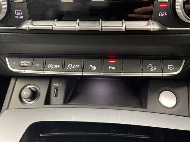 アウディ アウディ Ｑ５ 40TDIクワトロ Sライン 愛知県 2022(令4)年 1.6万km デイトナグレーパールエフェクト ワンオーナー/４WD/全周囲カメラ/ハーフレザーシート/運転席助手席パワーシート/全席シートヒーター/衝突被害軽減ブレーキ/車間距離制御システム/レーンキープアシスト/純正19インチアルミホイール/取扱説明書/保証書