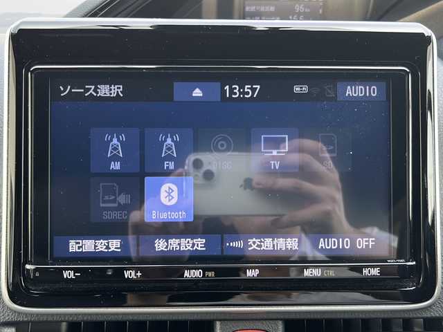 トヨタ エスクァイア ハイブリッド Gi 岐阜県 2018(平30)年 10.4万km スパークリングブラックパールクリスタルシャイン /純正9インチSDナビ(NSZT-Y68T)/(Bluetooth/AM/FM/DISC)//バックカメラ//TVキャンセラー//純正レザーシート/(前席シートヒーター)//純正フリップダウンモニター//両側パワースライドドア//プリクラッシュセーフティ//レーンキープアシスト//オートマチックハイビーム//クルーズコントロール//ドライブレコーダー//LEDヘッドライト//フォグランプ//ビルトインＥＴＣ//純正15インチAW//スマートキー//スペアキーx1