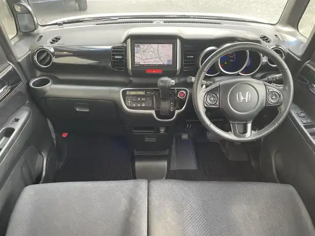 ホンダ Ｎ ＢＯＸ カスタム G ターボSSパッケージ 愛知県 2013(平25)年 3万km プレミアムホワイトパール (株)IDOMが運営する【じしゃロン豊川店】の自社ローン専用車両になります。こちらは現金またはオートローンご利用時の価格です。自社ローンご希望の方は別途その旨お申付け下さい/ 社外メモリナビ/　◯ CD再生機能/　◯ DVD再生機能/　◯ BT対応/　◯ フルセグTV/ バックカメラ/ ETC/ 両側パワースライドドア/ 革巻ハンドル/ ステアリングスイッチ/ パドルシフト/ クルーズコントロール/ ドアバイザー/ ウインカーミラー/ 純正フロアマット