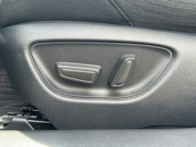 トヨタ クラウン ハイブリッド RS 広島県 2018(平30)年 9.8万km ホワイトパールクリスタルシャイン トヨタセーフティセンス/・プリクラッシュセーフティ/・レーンキープアシスト/・オートマチックハイビーム/純正SDナビ/CD/DVD/フルセグ/Bluetooth/バックカメラ/ビルトインETC2.0/レーダークルーズコントロール/前席パワーシート/前席シートヒーター/純正18インチアルミホイール/コーナーセンサー/LEDヘッドライト/フォグランプ/スマートキー/スペアキー/プッシュスタート