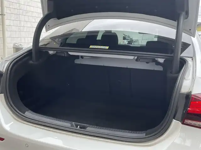 メルセデス・ベンツ Ａ２５０ 4MATIC AMGライン 愛知県 2020(令2)年 8.8万km デジタルホワイト 4WD/ナビゲーションパッケージ〈MOP〉/・コネクティッドナビ/・地デジTV/・トラフィックサインアシスト/・自動再発進機能/・アクティブステアリングアシスト/レーダーセーフティパッケージ〈MOP〉/・アクティブブレーキアシスト/・アクティブディスタンスアシストディストロニック/・PRE-SAFEプラス/・アクティブブラインドスポットアシスト/・アクティブレーンキープアシスト/10.25型ワイドディスプレイ／メルセデスミーコネクト/10.25型コクピットディスプレイ/黒合皮／スエード調コンビスポーツシート/前席パワーシート(運転席イージーエントリー)/前席シートヒーター/ディンプルナッパ革巻きフラットボトムステアリング/マルチビームLEDヘッドライト/アダプティブハイビームアシストプラス/純正18インチAMG5本スポークAW/パークトロニック/アクティブパーキングアシスト/リアクロストラフィックアラート/キーレスゴー